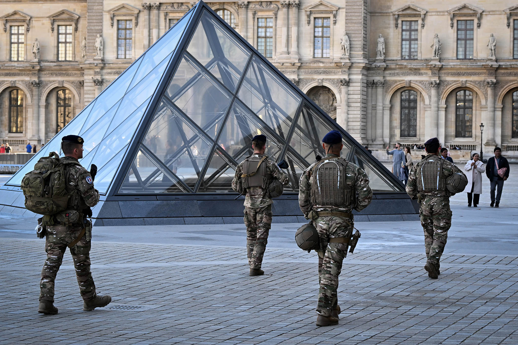Inspector Clueless? French police can’t find any trace of Louvre's stolen jewels