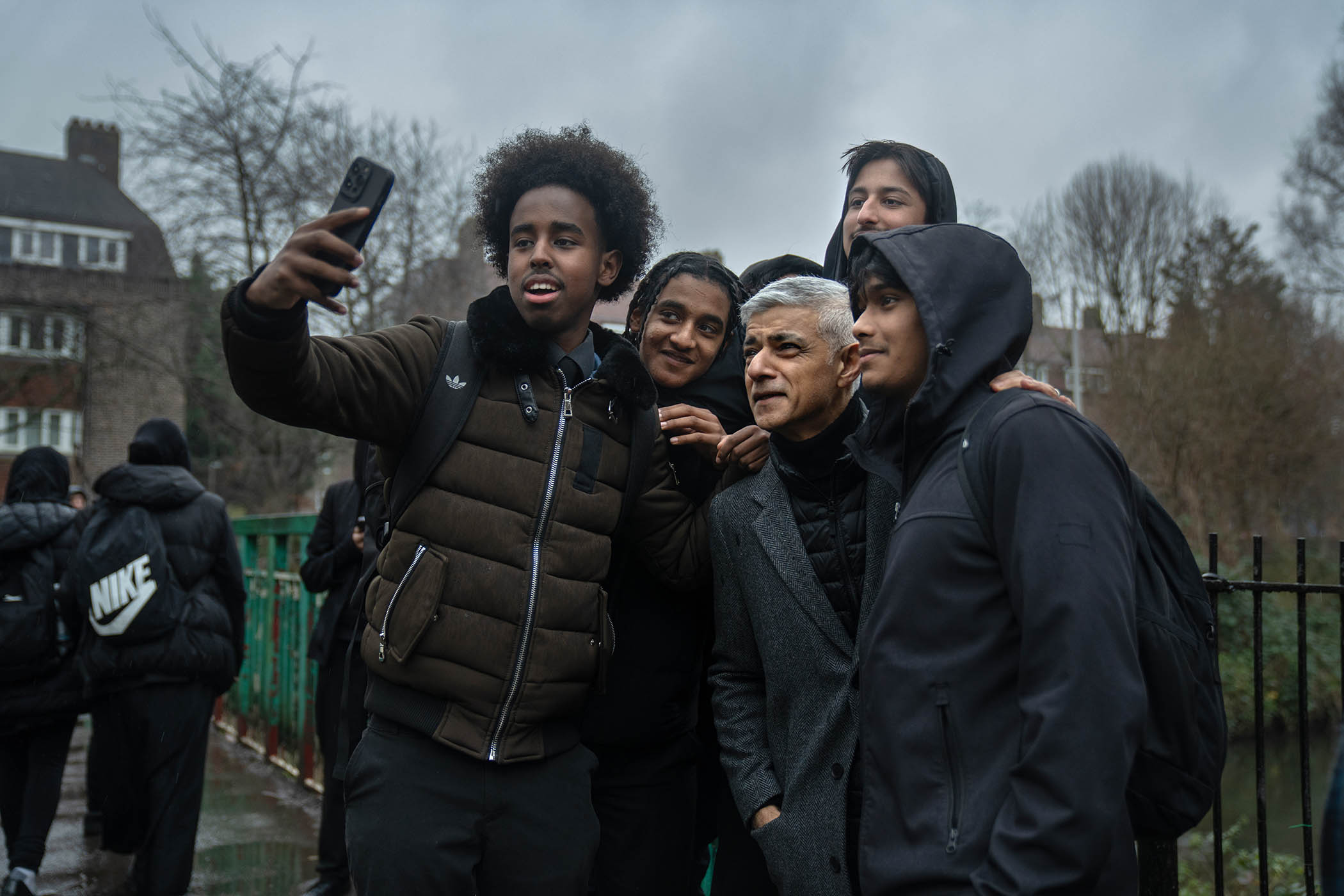 Sadiq Khan: ‘Starmer has to stay. You wouldn’t sack a football manager after 35 minutes’