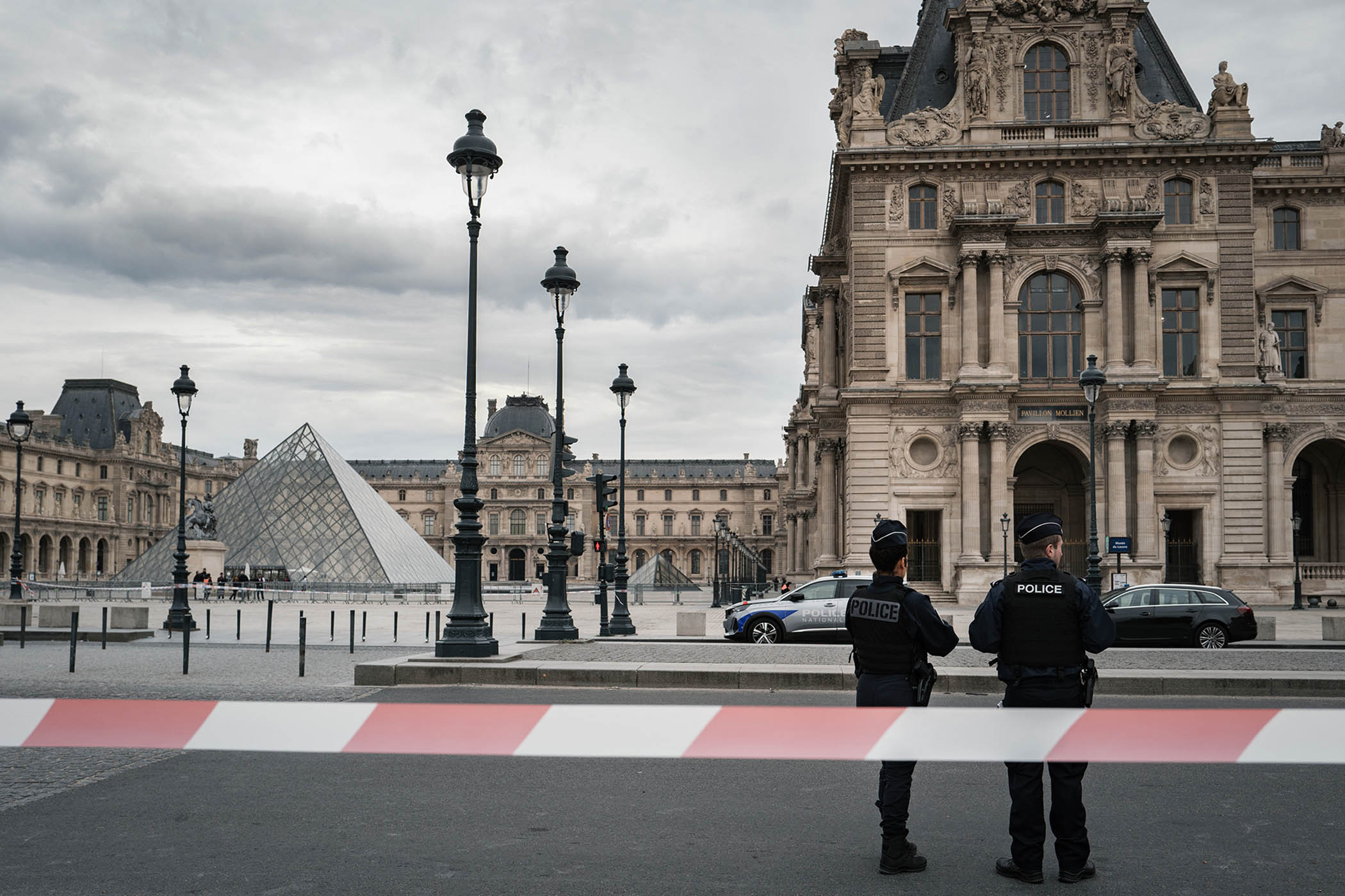 Louvre heist was 800 metres from police headquarters